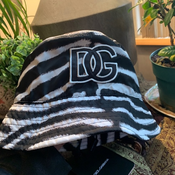 Authentic DOLCE & GABBANA ZEBRA PRINT DG LOGO BUCKET HAT - Picture 10 of 14